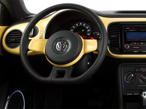 2012 Volkswagen Beetle 2dr Cpe Auto 2.5L w/Sun PZEV